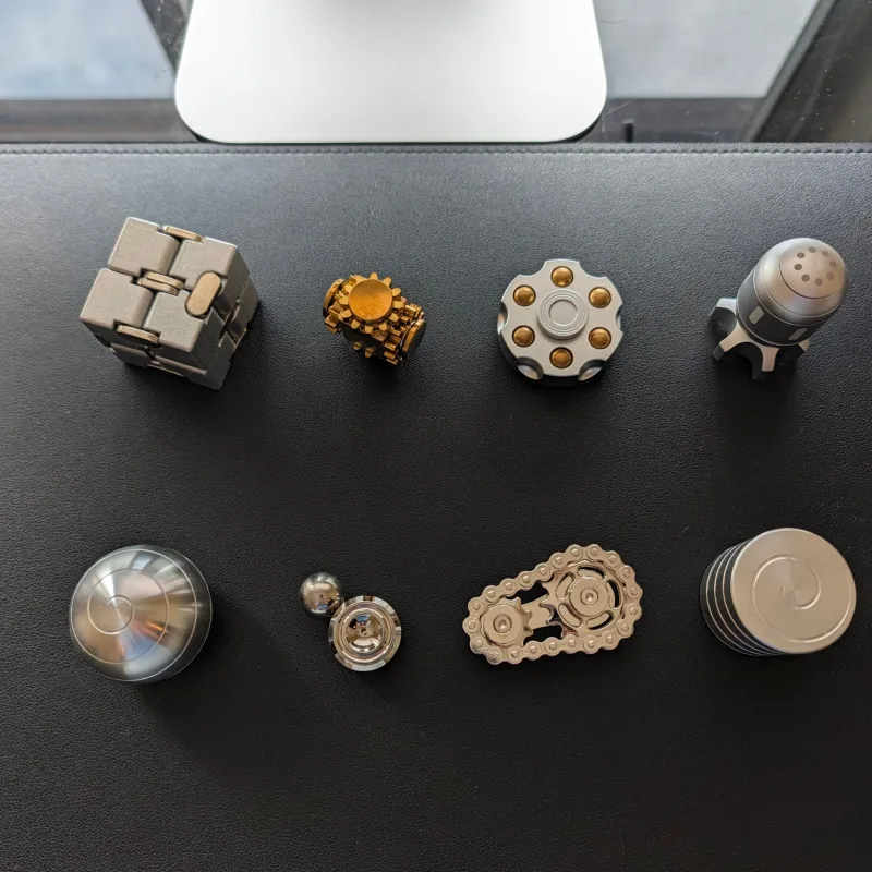 Set da 8 - Collezione di Fidget e Giochi Cinetici Metallici da Scrivania