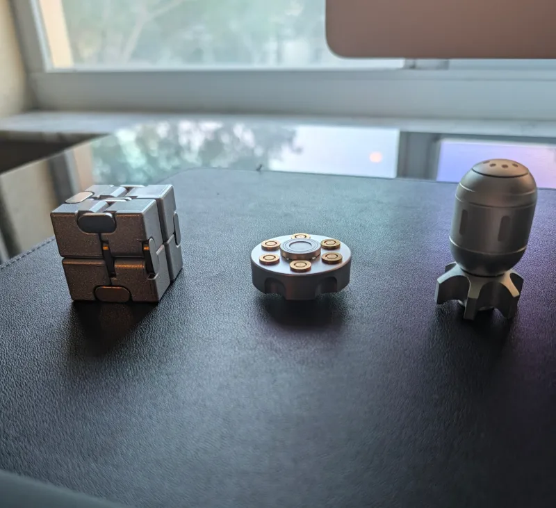Le Trio de Bureau | Sculpture de Bureau en Métal et Ensemble de Fidgets Kinétiques