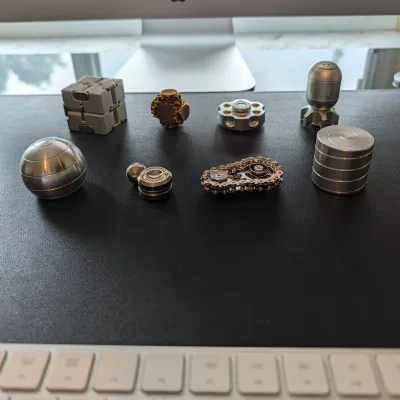 Set da 8 - Collezione di Fidget e Giochi Cinetici Metallici da Scrivania